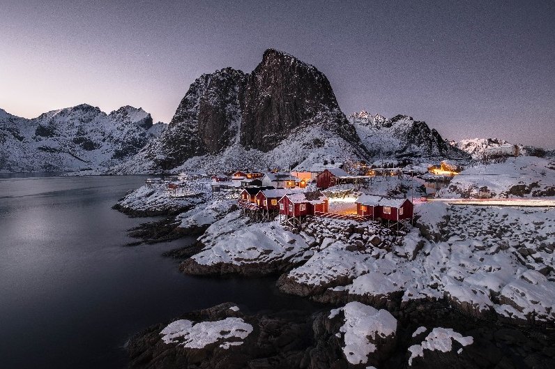 Villaggio di pescatori tra montagne innevate