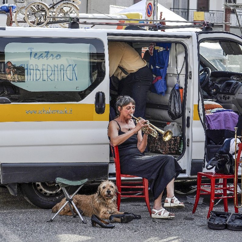 Musicista seduta davanti a un furgone