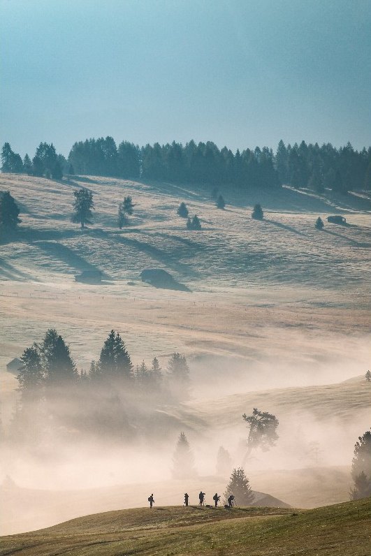 Colline nella nebbia del mattino