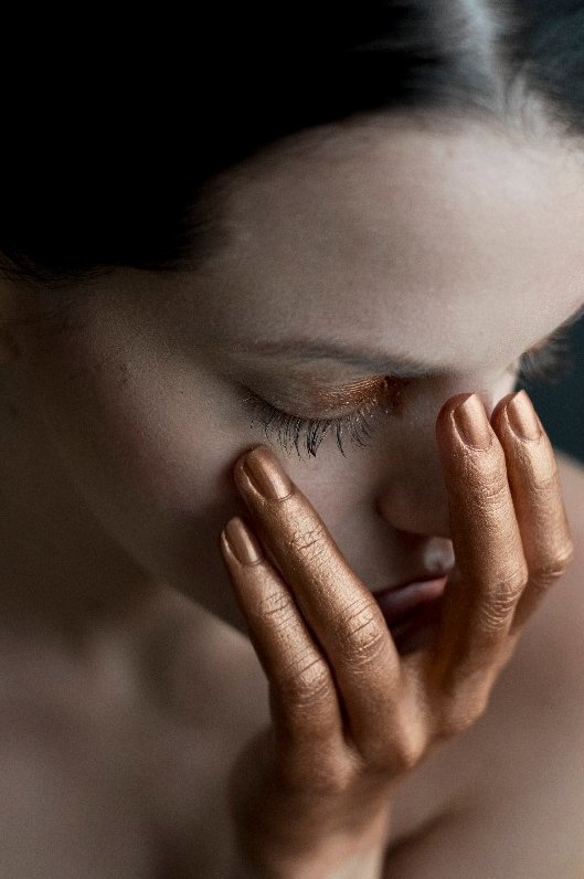 Ritratto femminile con le mani sul viso
