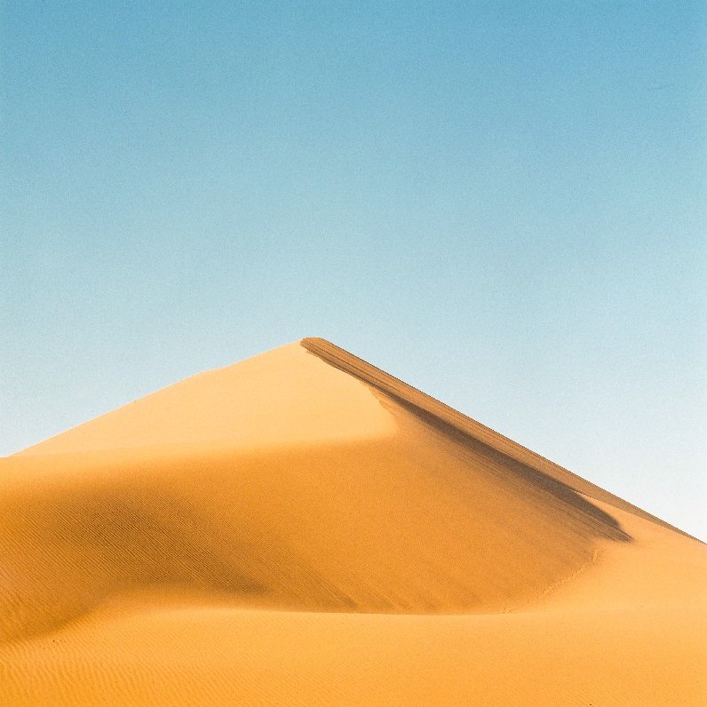 Duna arancione sotto il cielo blu